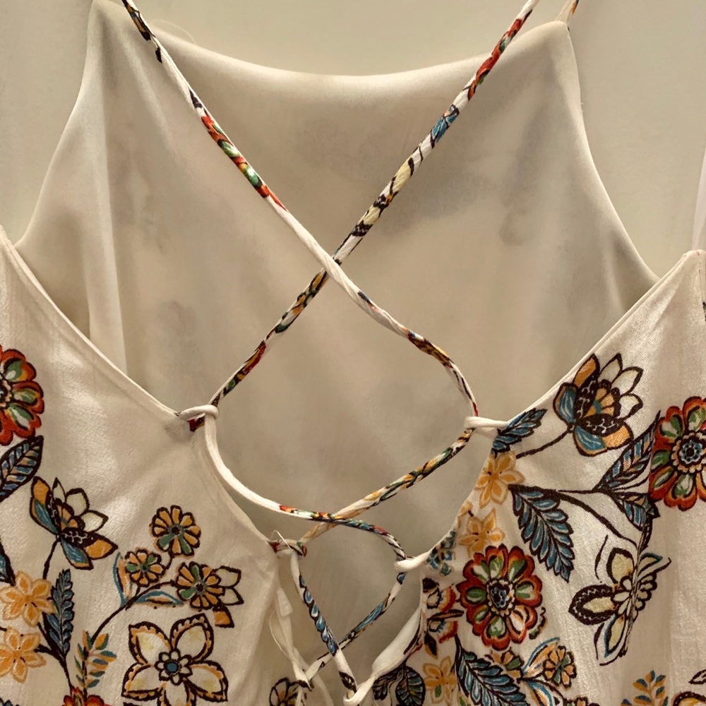 Floral design w/ crisscross back, date night dress - Picture 4 of 5